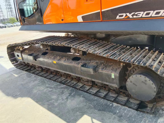사용 된 Doosan DX300 Excavator 1.5M3 버킷 용량과 30000 KG 기계 무게