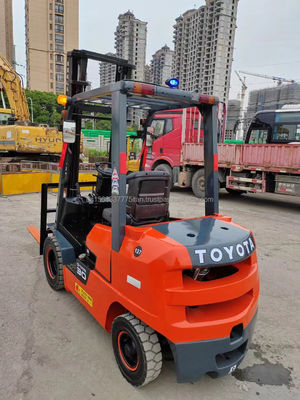 3000kg 무게 TOYOTA 7F30 사용 된 디젤 포크 픽터 99% 2012 모델 높은 효율성